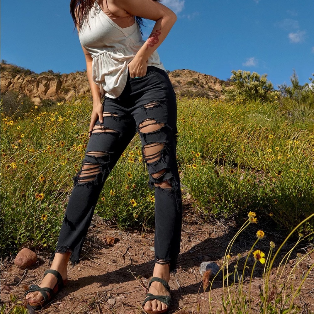 American Eagle Onyx Black Strigid Mom Jeans AE Frayed Holes Distressed 2 Short